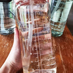 Botella deportiva 2 L con pajilla y marcador de tiempo