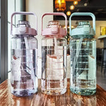 Botella deportiva 2 L con pajilla y marcador de tiempo
