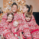 Pijamas familiares navideños con reno rojo – adultos, niños y bebé