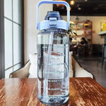 Botella deportiva 2 L con pajilla y marcador de tiempo