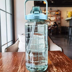 Botella deportiva 2 L con pajilla y marcador de tiempo