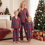 Pijamas familiares a cuadros rojos – mamá, hija e hijo
