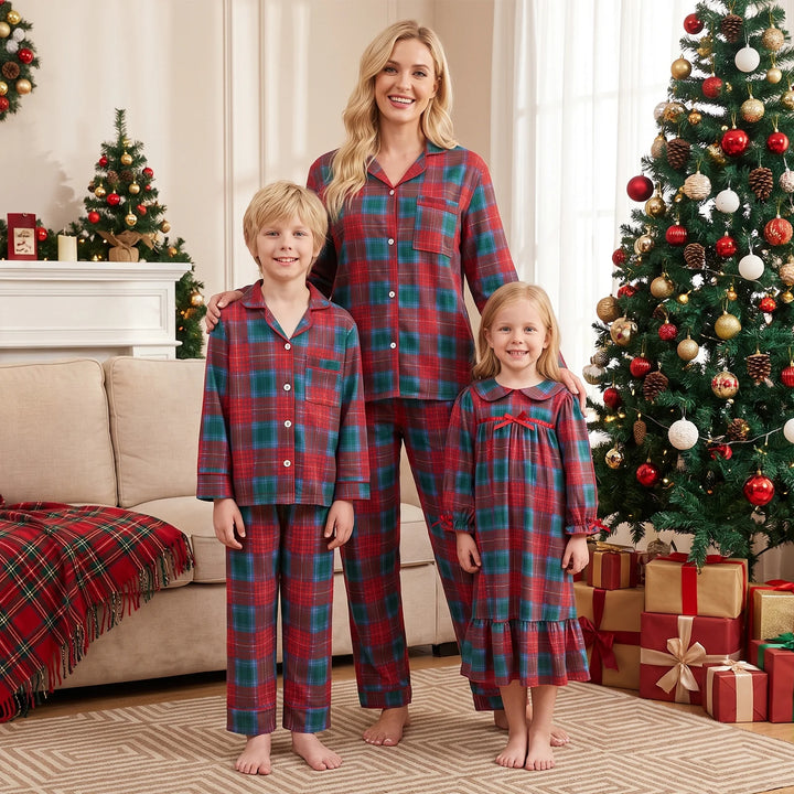 Pijamas familiares a cuadros rojos – mamá, hija e hijo