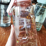 Botella deportiva 2 L con pajilla y marcador de tiempo