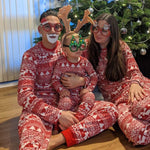 Pijamas familiares navideños con reno rojo – adultos, niños y bebé