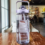 Botella deportiva 2 L con pajilla y marcador de tiempo