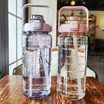 Botella deportiva 2 L con pajilla y marcador de tiempo